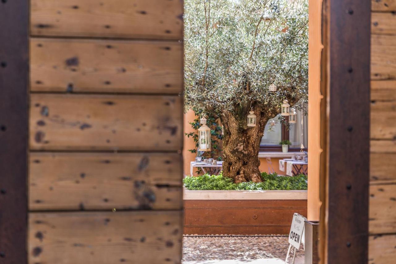 Antico Borgo B&B con SPA Manerba del Garda Exterior foto